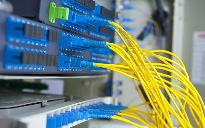 Solutions de fibre optique dédiées aux professionnels et collectivités