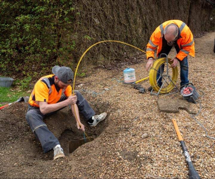 Creusement et aménagement pour le passage de câble de fibre optique