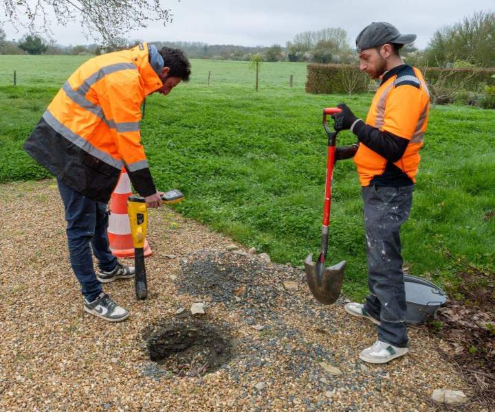 Création de tranchée pour fibre optique près de Tours