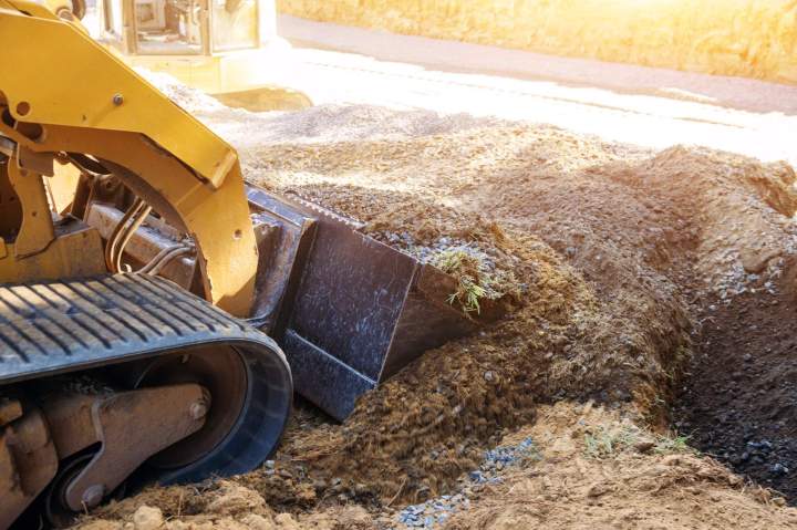 Création de tranchée pour fibre optique près de Tours